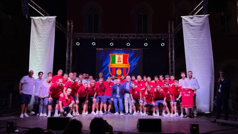 Promozione – Grande entusiasmo alla presentazione del Real Campagnano, 500 persone in piazza