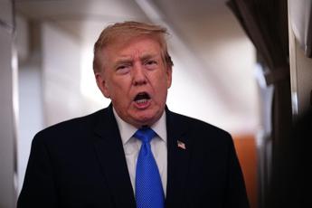 Iran, Trump: “Decida tra accordo o resa totale”. Teheran e fonti Usa smentiscono nuovi colloqui