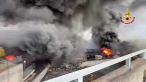 Vasto incendio in un deposito del Catanese, le immagini