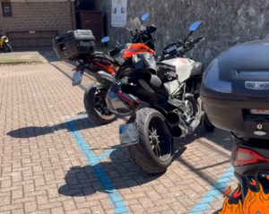 Bagnoregio, il sindaco Profili replica alle proteste dei motociclisti: «La sosta è a pagamento solo dalle 8 alle 20»