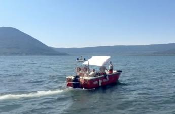 Marito Roccella disperso, ricerche senza sosta nel lago di Vico: operazioni difficili per il fondale pieno di alghe