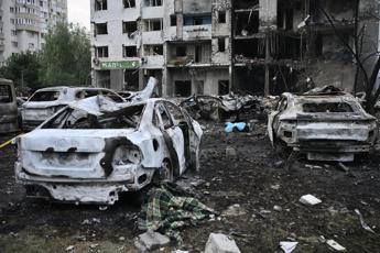 Ucraina, missili russi colpiscono Kiev: almeno 17 morti e decine di feriti