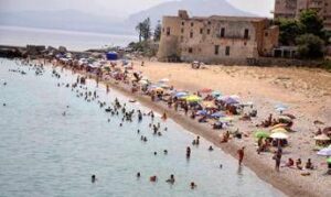 Caldo, nuova ondata a passo lento: oggi 6 città con bollino arancione ma domani scendono a 4
