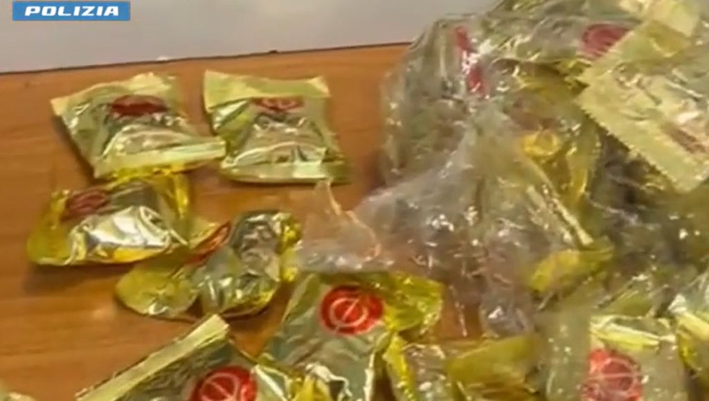 Cinque chili di cocaina nascosta nei biscotti della fortuna, arrestata a Fiumicino