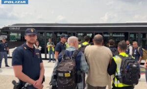 Immigrazione, rimpatriati al Cairo con volo charter 23 egiziani espulsi