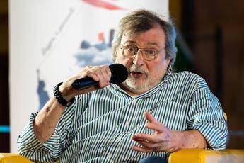 Addio Guccini, l’Italia lo ricorda così. Fazio: “Dolore grande, si porta via un pezzo della nostra vita”