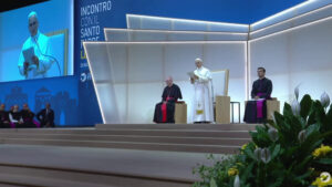 Papa al Meeting “Prima di confini e istituzioni ci sono sempre le persone”