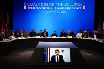 Ucraina, Macron annuncia esercitazioni dei Volenterosi da ottobre. Fonti di governo: “L’Italia non parteciperà”