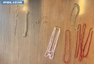 Truffa ad anziana a Stimigliano, polizia ferma i malviventi sull’A1 con la refurtiva