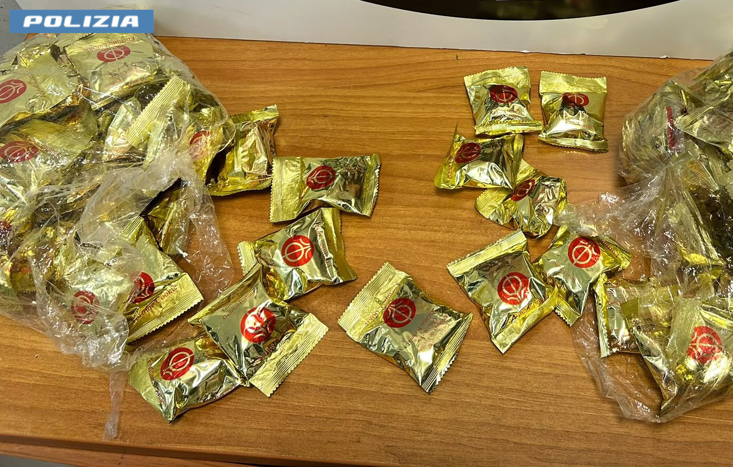 Cocaina nei “Biscotti della Fortuna”, donna arrestata all’aeroporto di Fiumicino (VIDEO)