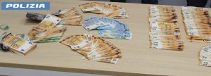 Roma – La Polizia soccorre un’auto in panne sull’A1, dentro trova 40mila euro frutto di truffa