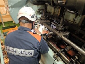 Terracina, fermata una nave mercantile: a bordo mancava il certificato contro l’inquinamento