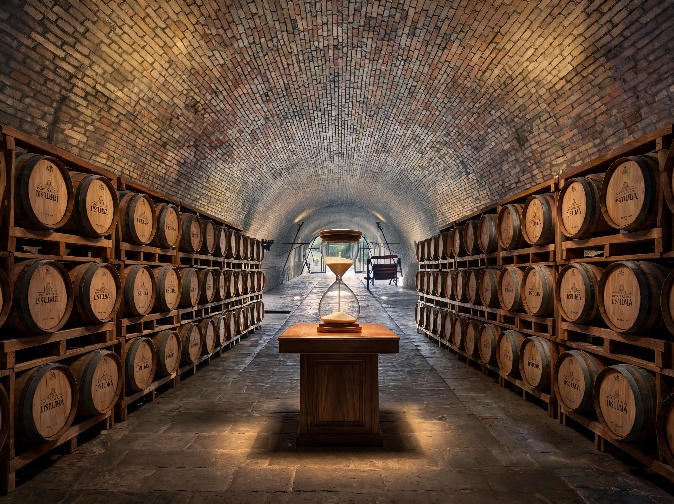 L’Elogio dell’Attesa: il Brandy Italiano come Nuovo Bene Rifugio e Icona di Collezionismo