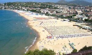 Gaeta – Ragazza accusa malore in mare, salvata da due poliziotti fuori servizio