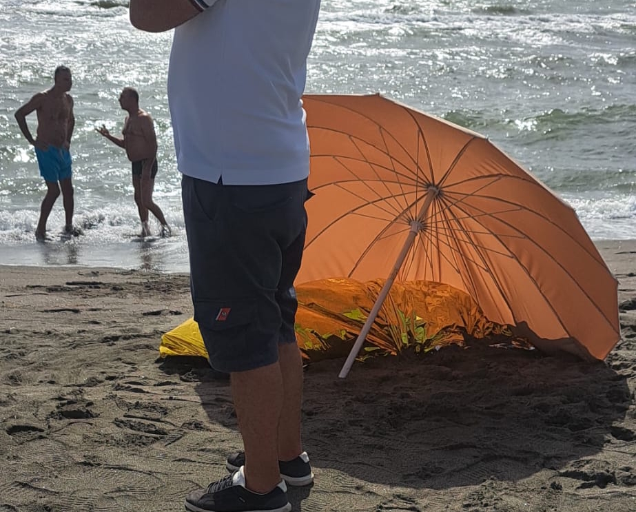 Il mare grosso, il salvataggio, poi il malore: muore una donna di Viterbo