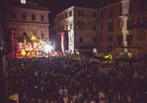 Civita Castellana – Bottiglia di vetro lanciata tra la folla all’Orto di Miretto, Ops: «Sarebbe arrivata dall’esterno»