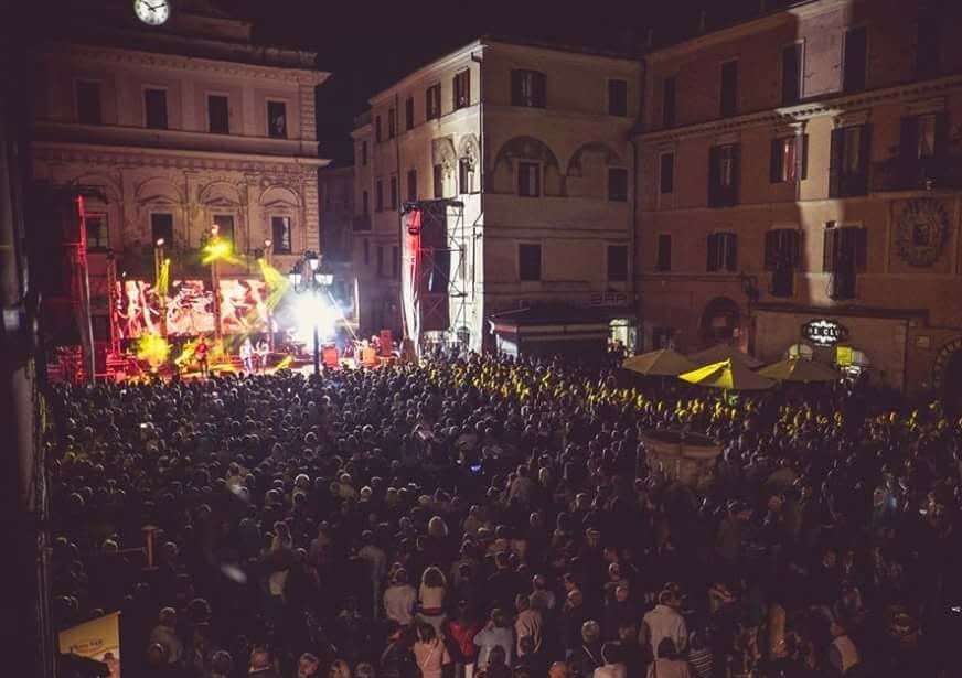 Civita Castellana – Bottiglia di vetro lanciata tra la folla all’Orto di Miretto, Ops: «Sarebbe arrivata dall’esterno»