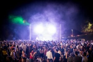 Civita Castellana – Festa nel sangue e nei vetri: bottiglia lanciata sulla folla, due versioni a confronto