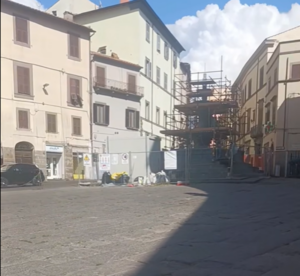 Viterbo – Fontana Grande, la piazza senza identità: «Tolte le auto, il centro è morto. E adesso cosa resta?»