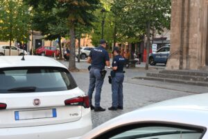 Viterbo – Blitz della polizia con 342 persone controllate: stretta su San Faustino, Sacrario e Viale Trento