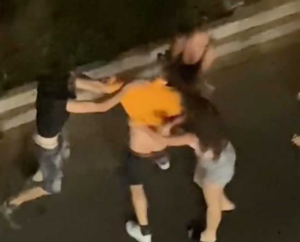 Viterbo – Altra rissa in pieno centro: calci, pugni e sedie lanciate davanti a famiglie e passanti