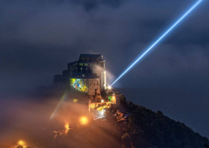 Sacra di San Michele, a Torino torna la “Spada di Luce”: il fascio luminoso visibile dal 17 al 30 settembre