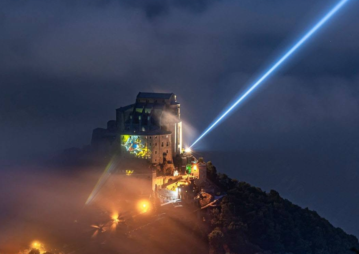 Sacra di San Michele, a Torino torna la “Spada di Luce”: il fascio luminoso visibile dal 17 al 30 settembre