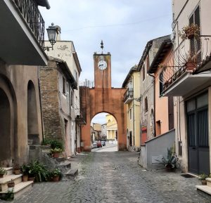 Muore a 65 anni in scooter: schianto contro un furgone a Tessennano
