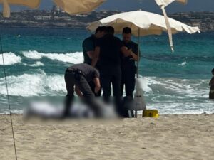 Formentera, turista italiana muore in mare durante il bagno: salvato in extremis anche il bagnante che aveva tentato di soccorrerla