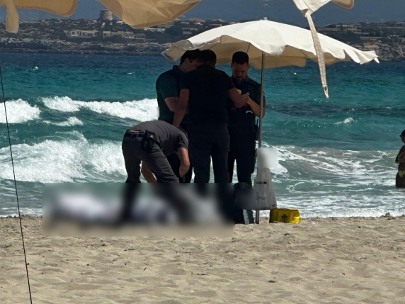 Formentera, turista italiana muore in mare durante il bagno: salvato in extremis anche il bagnante che aveva tentato di soccorrerla