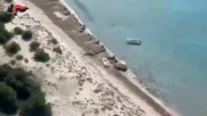 Barcone di migranti travolge 17enne in acqua, arriva l’elisoccorso