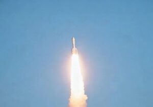 La Cina lancia in orbita nove satelliti dalle acque al largo di Shanghai