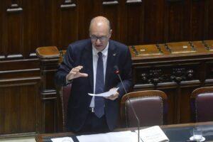 Scuola, Valditara “Sì a compiti su diario, stop a più verifiche lo stesso giorno”