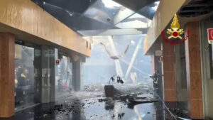 Incendio al centro commerciale Conca d’Oro a Palermo, si spengono ultimi focolai