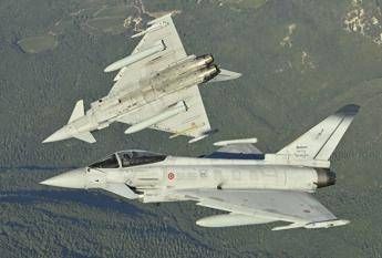 Caccia italiani della Nato abbattono drone in Lituania. Fregata russa lancia razzi vicino a elicottero danese
