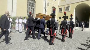 Aperta la camera ardente di Emma Bonino, l’arrivo del feretro in Campidoglio