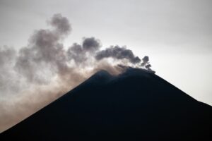 Cenere lavica dell’Etna, a Catania voli in arrivo sospesi sino alle ore 16