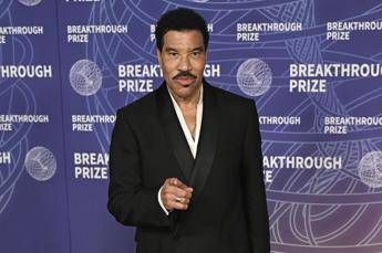 Lionel Richie ricoverato in terapia intensiva dopo il concerto (interrotto) di sabato sera