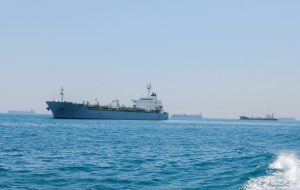 Petroliera colpita da tre proiettili nello Stretto di Hormuz, nessuna vittima