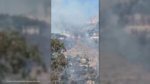 Le drammatiche immagini dell’incendio che ha minacciato Taormina