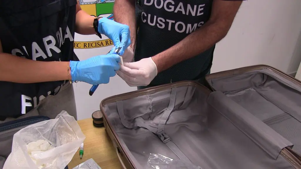 Trasportavano 50 chili di ketamina nei bagagli, tre arresti a Fiumicino
