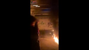 Preparavano molotov e le testavano in un capannone, perquisiti 4 giovani