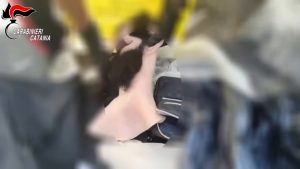 Arsenale e maschere per rapine in un garage a Catania, arrestato 36enne
