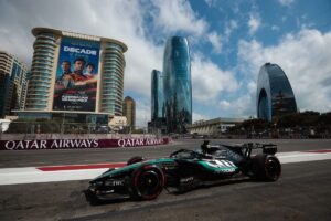 Russell vince a Baku davanti a Verstappen, 4° Leclerc e 5° Antonelli
