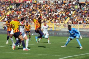 Gol ed emozioni al Via del Mare, il Lecce la spunta sul Monza per 3-2