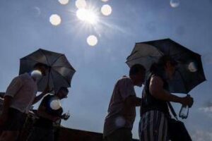 Domenica di sole e gran caldo sull’Italia, ancora bollini arancioni: le città più ‘bollenti’