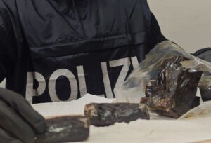 Roma – Dai vani segreti delle auto ai caveau dello stoccaggio, 9 arresti e oltre 2 kg di droga sequestrata
