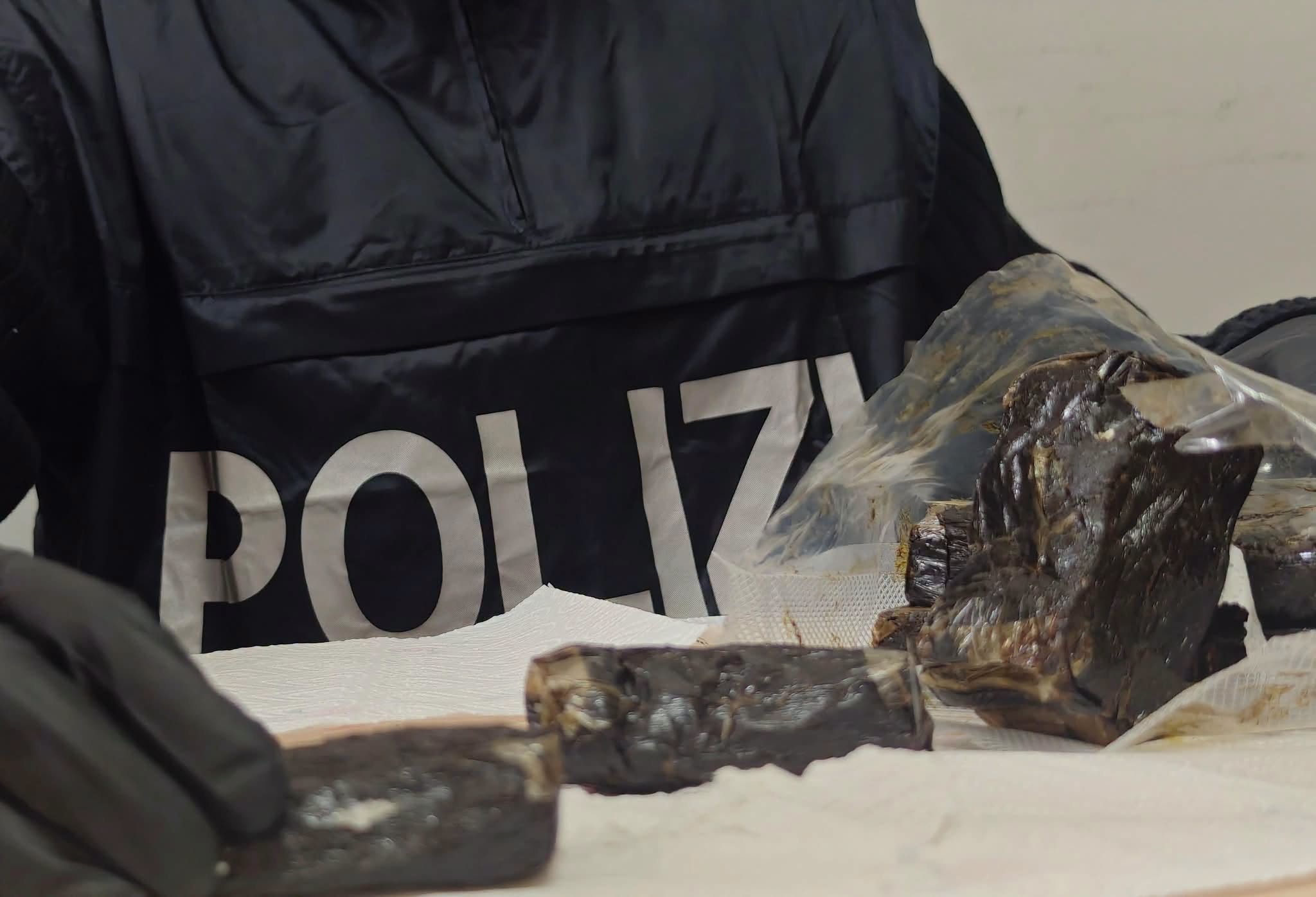 Roma – Dai vani segreti delle auto ai caveau dello stoccaggio, 9 arresti e oltre 2 kg di droga sequestrata
