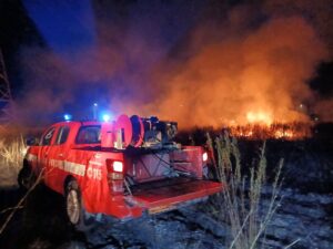 Vasto incendio alla Farnesiana, enorme colonna di fumo tra Tarquinia e Civitavecchia: fiamme a ridosso dell’A12 (FOTO E VIDEO)
