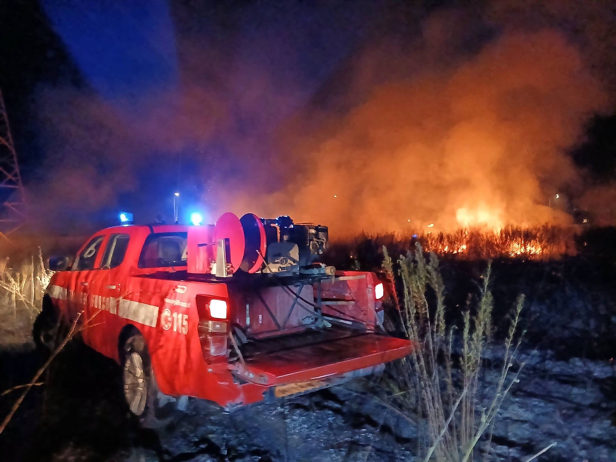 Vasto incendio alla Farnesiana, enorme colonna di fumo tra Tarquinia e Civitavecchia: fiamme a ridosso dell’A12 (FOTO E VIDEO)